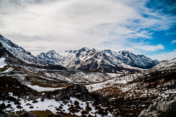 Fototapeta na wymiar Paisaje nevado en pleno parque nacional de los Picos de Europa.