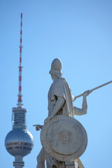 Nahaufnahme von der Skulptur der Athena auf der Berliner Schloßbrücke mit Berliner Fernsehturm im...