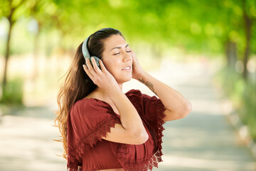 Naklejka premium listening to music in the park