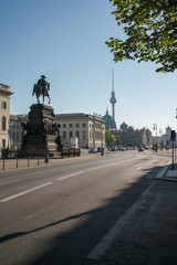 Straße unter dem Linden in Berlin-Mitte
mit Blick auf das Reiterstandbild Friedrichs des Großen, die Humboldt-Universität zu Berlin und den Fernsehturm im Hintergrund 