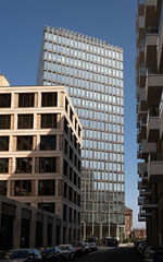 Stadtansicht auf ein Hochhaus, ein Bürohaus und eine Wohnhaus an der Spree in Berlin Friedrichshain