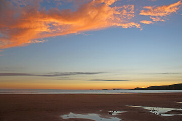 Fototapeta na wymiar Sunset over Newgale Beach, Wales 