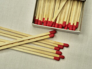 Streichhözer , Zündhölzer in offener Verpackung