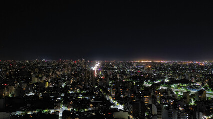 Noche iluminada vista desde el cielo.