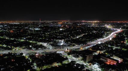 Autopista vista desde el cielo nocturno.