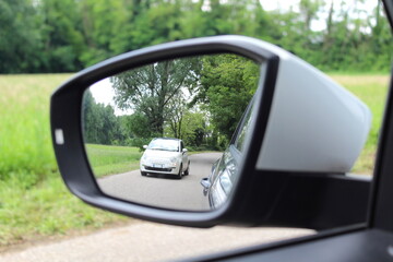 Guidare l'auto in campagna in primavera - turismo o pendolare