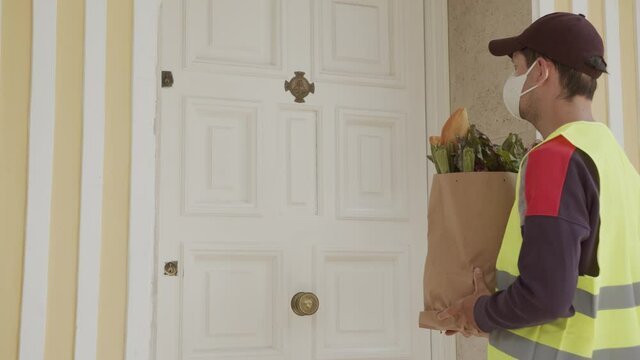 The courier delivers food at home. Delivery of food in quarantine