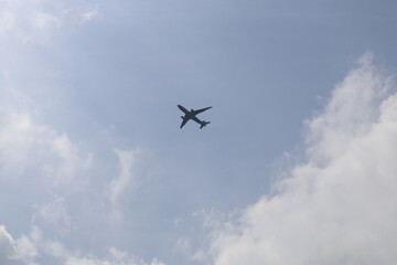 Avion de ligne dans le ciel de Singapour