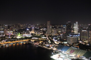 Fototapeta na wymiar Baie et paysage urbain de nuit à Singapour