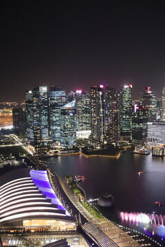Baie et paysage urbain de nuit à Singapour © Atlantis