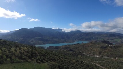 Vista aerea de un paisaje de montañas y lago de aguas turquesas