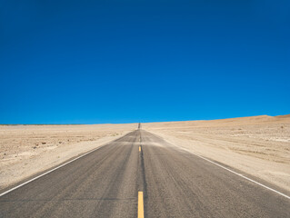 Straße in der Wüste mit leichten Sandverwehungen