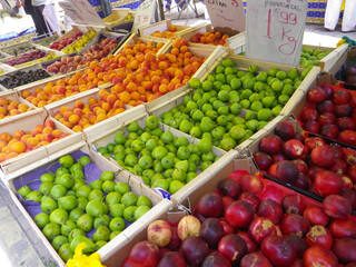 Pears, peaches, tangerines at fruit and vegetable stand - Apt, France