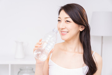 水を飲む女性　ペットボトル