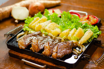 porção de picanha com mandioca