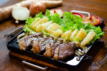 porção de picanha com mandioca