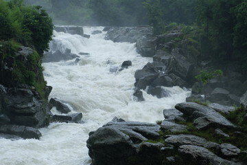 曾木の滝の岩の間を通る激しい水流