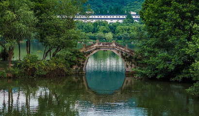Fototapeta na wymiar There is a bridge in the middle of the calm lake