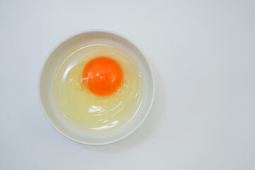 皿に入れられた卵のイメージ