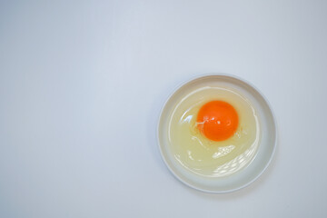皿に入れられた卵のイメージ