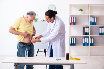 Obraz premium Doctor dietician giving advices to fat overweight patient