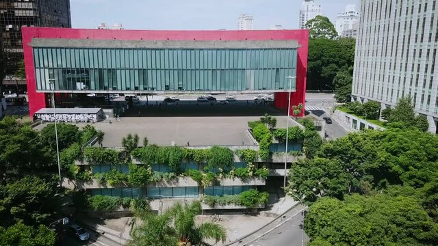 Beautiful rising aerial shot of Masp Museum in S&atilde;o Paulo