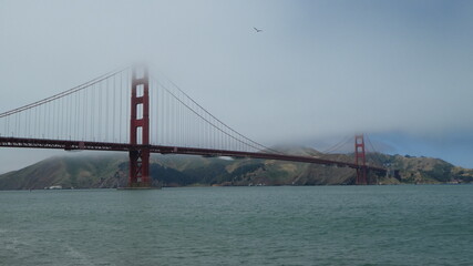 Fototapeta na wymiar golden gate bridge fog