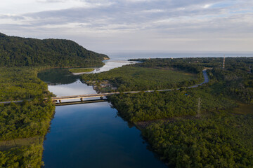 linda imagem do Rio Guaratuba, litoral Norte de São Paulo, incluindo lancha e barco de pesca