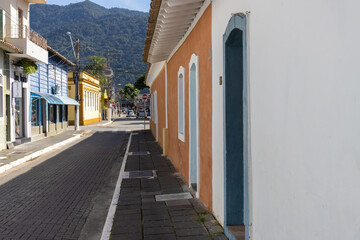 Centro histórico de São Sebastião no litoral Norte de São Paulo durante a pandemia do covid-19. Lugares vazios e comercio fechado, ruas desertas.