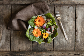 Grüner Salat mit essbaren Blüten - 357754593