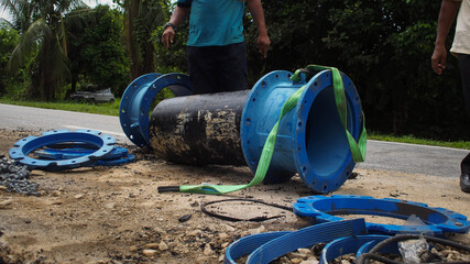 The pipe connection is installed on the leaking main pipe or burst pipe