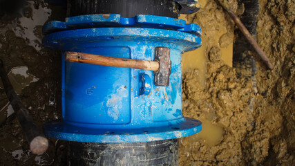 The pipe connection is installed on the leaking main pipe or burst pipe