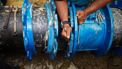 The pipe connection is installed on the leaking main pipe or burst pipe