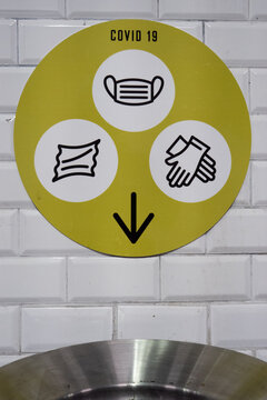 Sticker in Paris Metro during Covid-19 pandemic