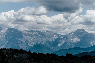 Fototapeta na wymiar Paysage de montagne avec un ciel nuageux - Drôme, France