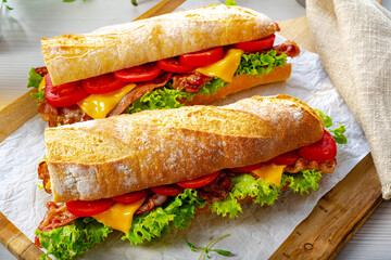 crispy baguette with bacon, tomatoes and cheese