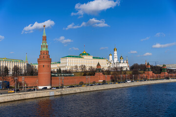Obraz premium Moscow Kremlin in winter. Panoramic view of the famous Moscow Kremlin. The Kremlin is the main tourist attraction in Moscow and Russia.