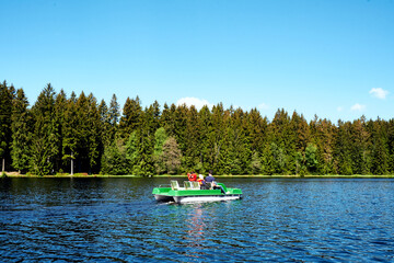 Fototapeta na wymiar Sommerurlaub Ausflug mit der Familie auf einem See mit Paddelboot