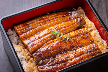 うな重を食べる