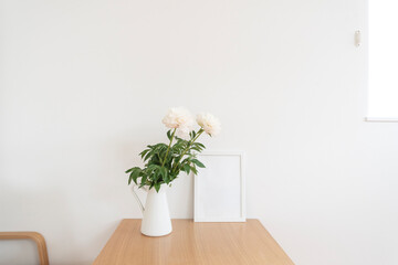 シンプルなフレームとピオニー