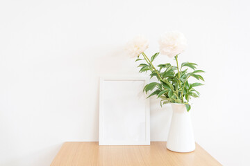 シンプルなフレームとピオニー