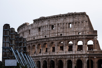 Obraz premium Ancient columns of the Sacred Way next to the Colosseum in Rome