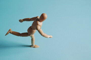 青色背景の左寄りで走るポーズをしたモデル人形