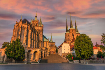 Der Dom in der historischen Altstadt von Erfurt, Thüringen, Deutschland während des Sonnenaufgangs