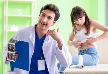 Pregnant woman visiting radiologyst for ultrasound