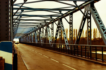 Fototapeta premium pont métallique noir blanc vieilli ancien vieux