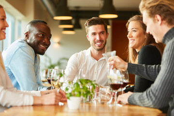 Gruppe Freunde trifft sich zum Small Talk im Restaurant