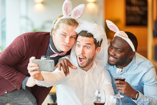 Freunde feiern Junggesellenabscheid und machen Selfie