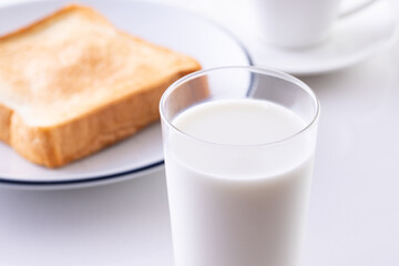 牛乳とバタートースト
