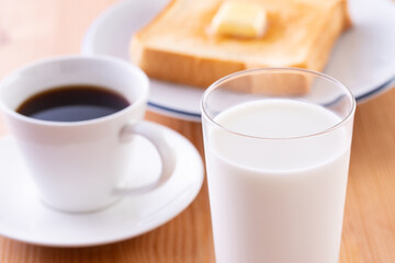 牛乳とバタートースト